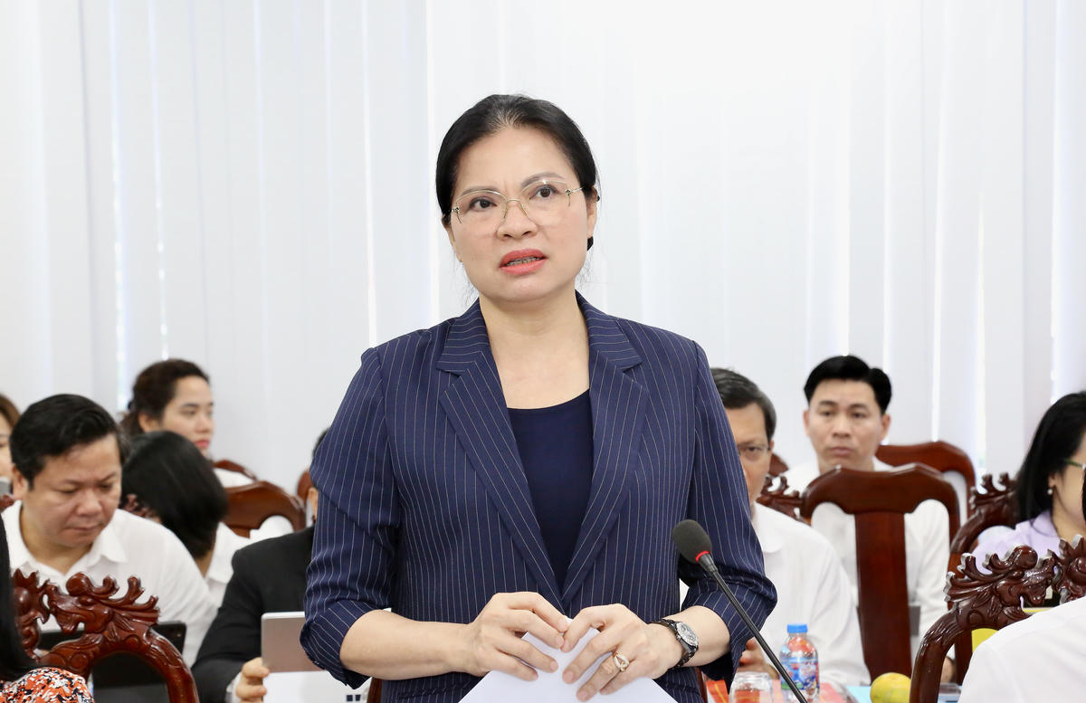 Phó Chủ tịch - Tổng Thư ký Ủy ban Trung ương MTTQ Việt Nam Hà Thị Nga trao đổi tại buổi làm việc. (ảnh: Thanh Tiến)