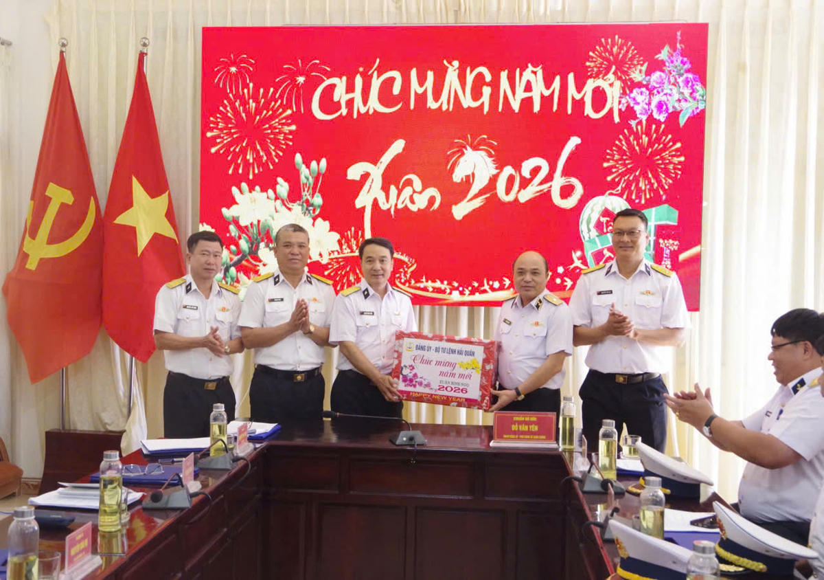 Đoàn công tác của Quân chủng Hải quân tặng quà cán bộ, chiến sĩ Lữ đoàn 681. Ảnh: Văn Đường.