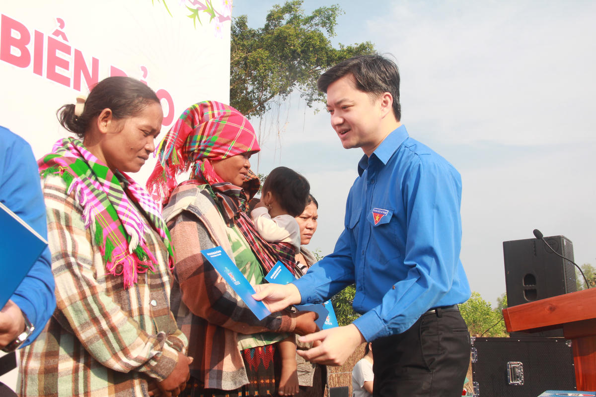 Ông Nguyễn Minh Triết - Ủy viên dự khuyết Trung ương Đảng, Bí thư Thường trực Trung ương Đoàn, Chủ tịch Trung ương Hội Sinh viên Việt Nam tặng quà cho người dân tại xã biên giới Lộc Thạnh. Ảnh: C.N