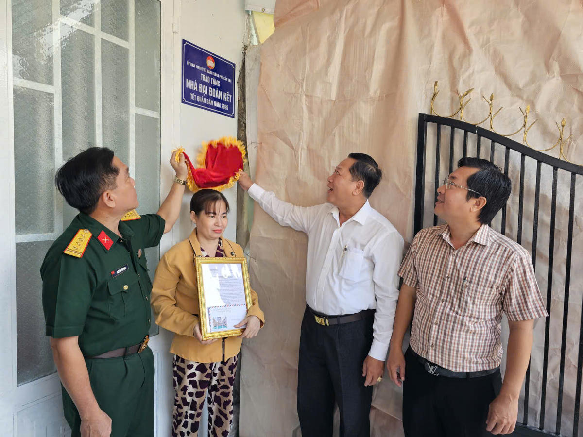 Các đại biểu chụp ảnh lưu niệm cùng hộ gia đình bà Lê Thị Xuyến. (Ảnh: Tuệ Yên)