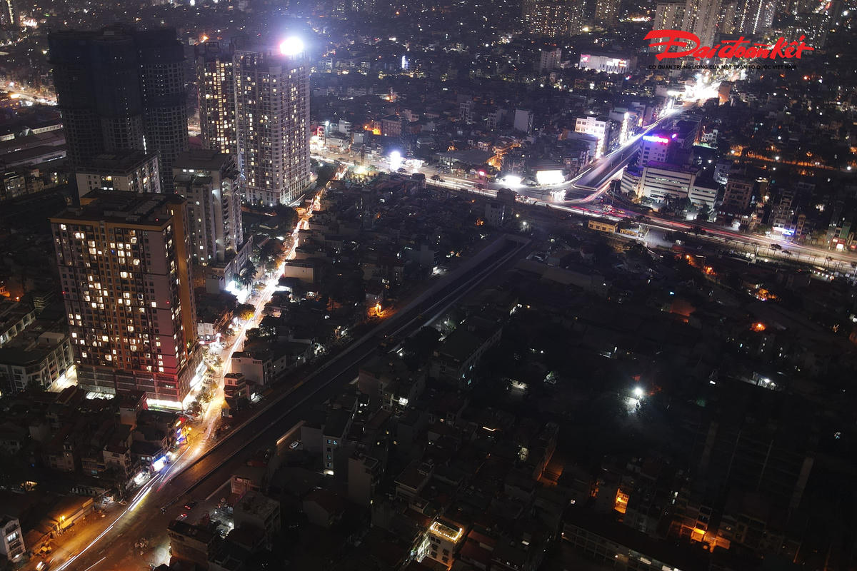 Theo ông Phúc, hiện còn một đoạn kết nối quan trọng với đường Vành đai 2,5. Khu vực này có rất nhiều công trình hạ tầng kỹ thuật ngầm, nên việc thi công gặp không ít khó khăn. Tuy nhiên, theo tiến độ cam kết với chủ đầu tư, chúng tôi đặt mục tiêu đến ngày 10/2 sẽ hoàn thành toàn bộ việc thông tuyến, kết nối đồng bộ với đường Vành đai 2,5.

Song song với đó, các hạng mục như sơn hầm, lắp đặt hệ thống điện chiếu sáng cũng đang được triển khai. Dự kiến đến ngày 3/2, chúng tôi sẽ đấu nối xong trạm biến áp và đến ngày 10/2 có thể hoàn thiện toàn bộ hệ thống chiếu sáng trong phạm vi hầm.