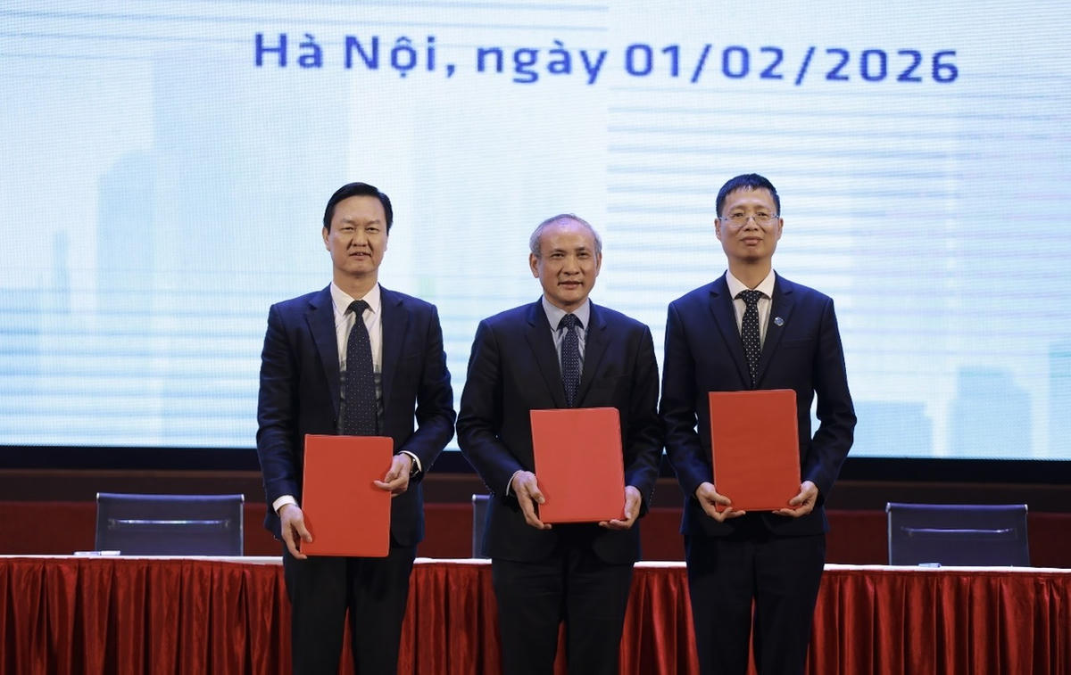 Đại diện lãnh đạo Trung tâm Dịch vụ việc làm Hà Nội, Trường Đại học Thủy lợi, Báo Thanh Niên ký kết biên bản ghi nhớ hợp tác về việc phối hợp tổ chức hoạt động kết nối việc làm, định hướng nghề nghiệp và truyền tại sự kiện.