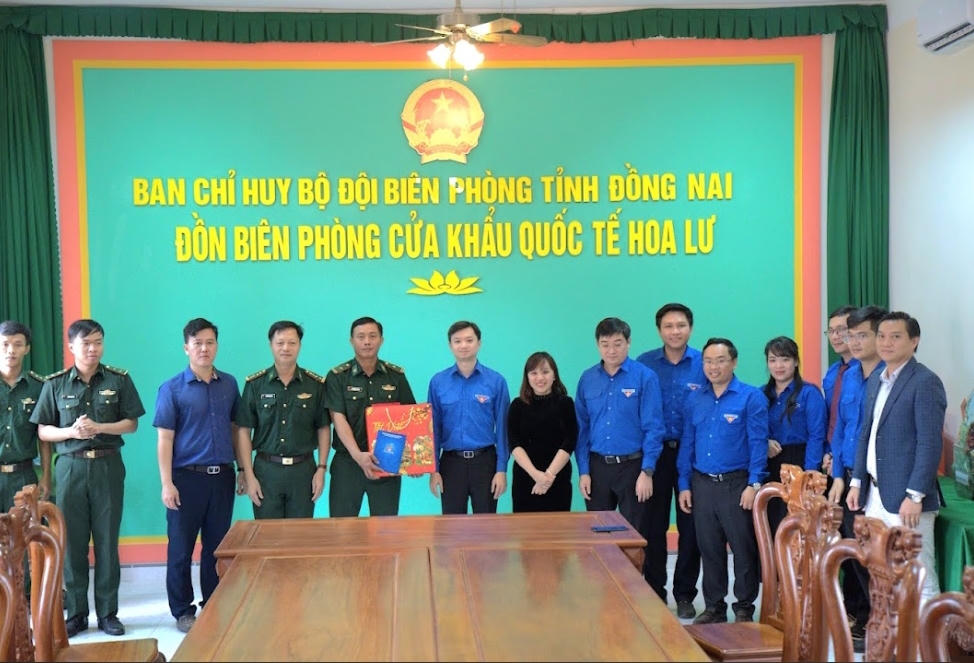 Đoàn công tác Trung ương Đoàn tặng quà Đồn Biên phòng Cửa khẩu Quốc tế Hoa Lư. Ảnh: C.N