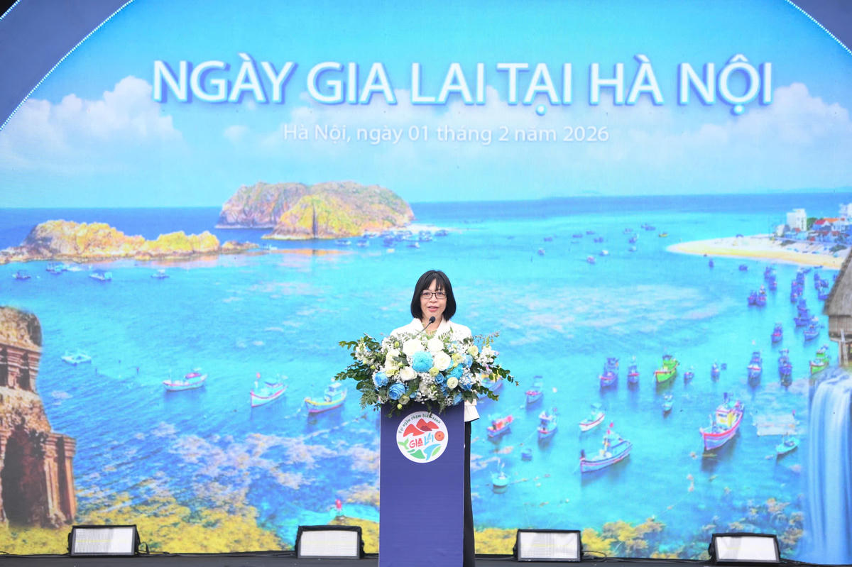 Bà Nguyễn Thị Thanh Lịch Phó Chủ tịch UBND tỉnh Gia Lai phát biểu khai mạc, nhấn mạnh vai trò của Ngày hội trong việc quảng bá hình ảnh du lịch địa phương và kết nối Gia Lai với thị trường du lịch Hà Nội. Ảnh: Phạm Sỹ.