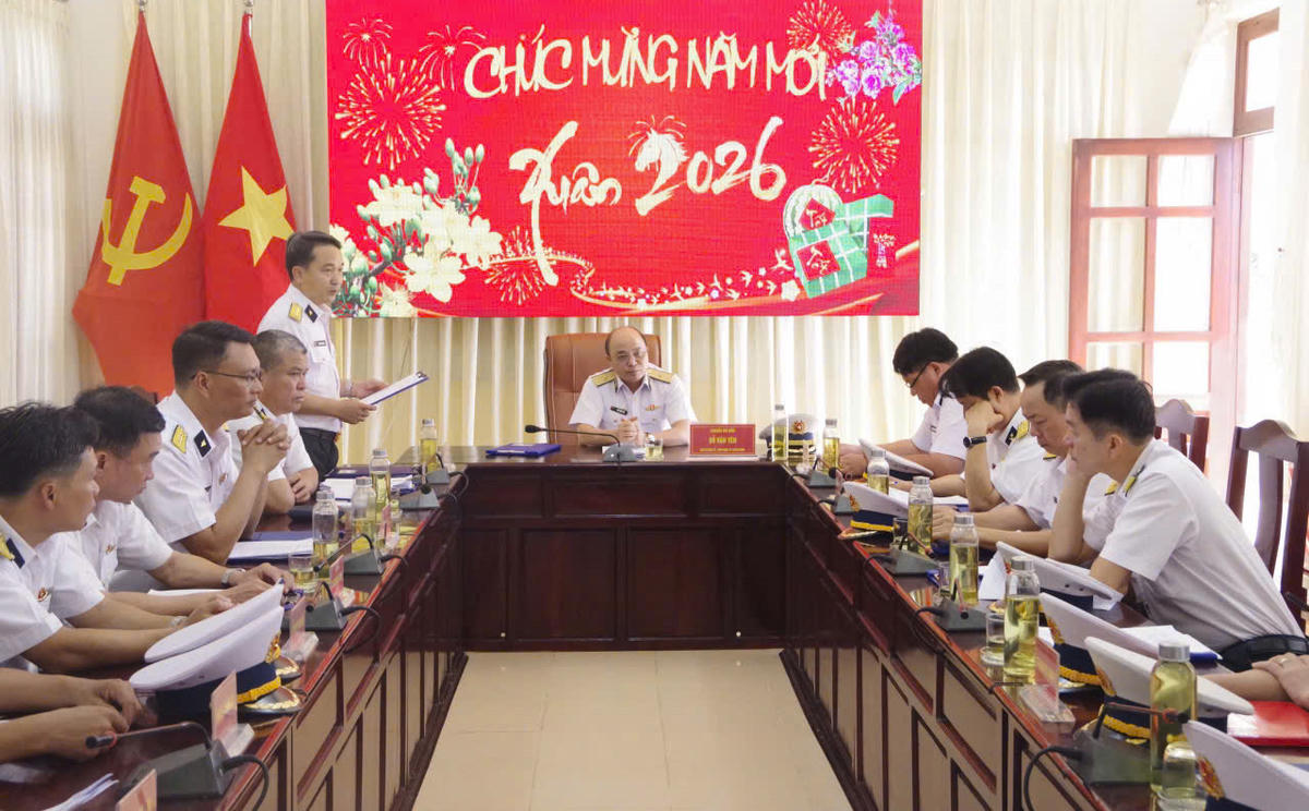 Đoàn công tác của Quân chủng Hải quân làm việc tại Lữ đoàn 681. Ảnh: Văn Đường.