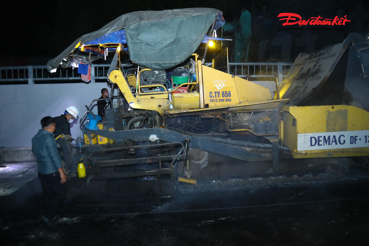 Trong điều kiện thời tiết đêm khuya lạnh và độ ẩm cao, công nhân vẫn bám trụ công trường, làm việc nghiêm túc, tuân thủ chặt chẽ các quy định về kỹ thuật và an toàn lao động.