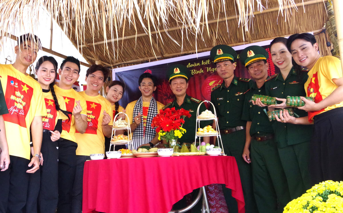 Chương trình gắn kết ấm tình quân dân trên địa bàn xã Phước Hải. Ảnh: Văn Danh.