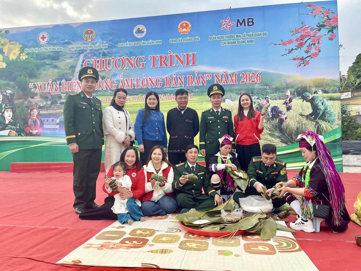 Hội thi gói bánh chưng tạo không khí sôi nổi, gắn kết tình quân - dân.