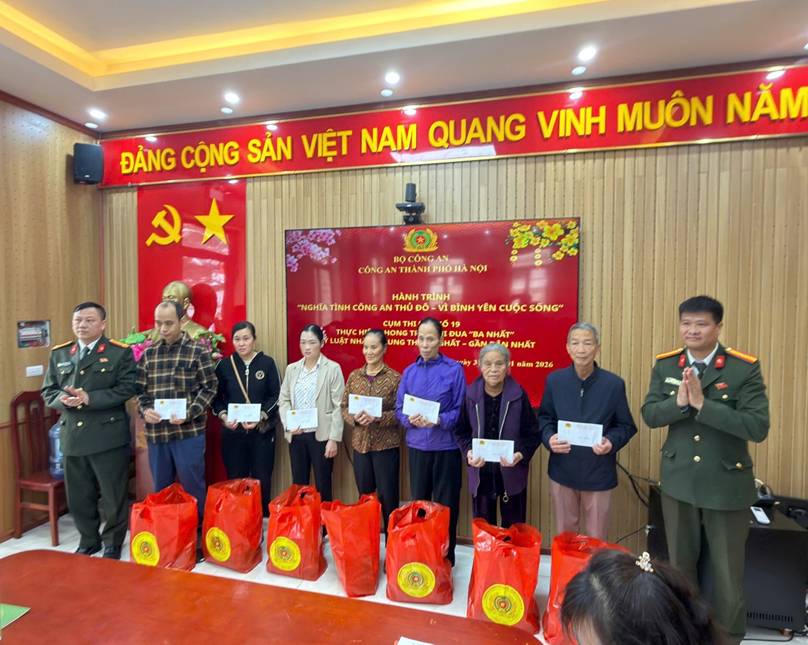 Đại diện Cụm thi đua số 19, Công an TP Hà Nội trao quà cho các gia đình có hoàn cảnh khó khăn trên địa bàn xã Trung Giã. 
