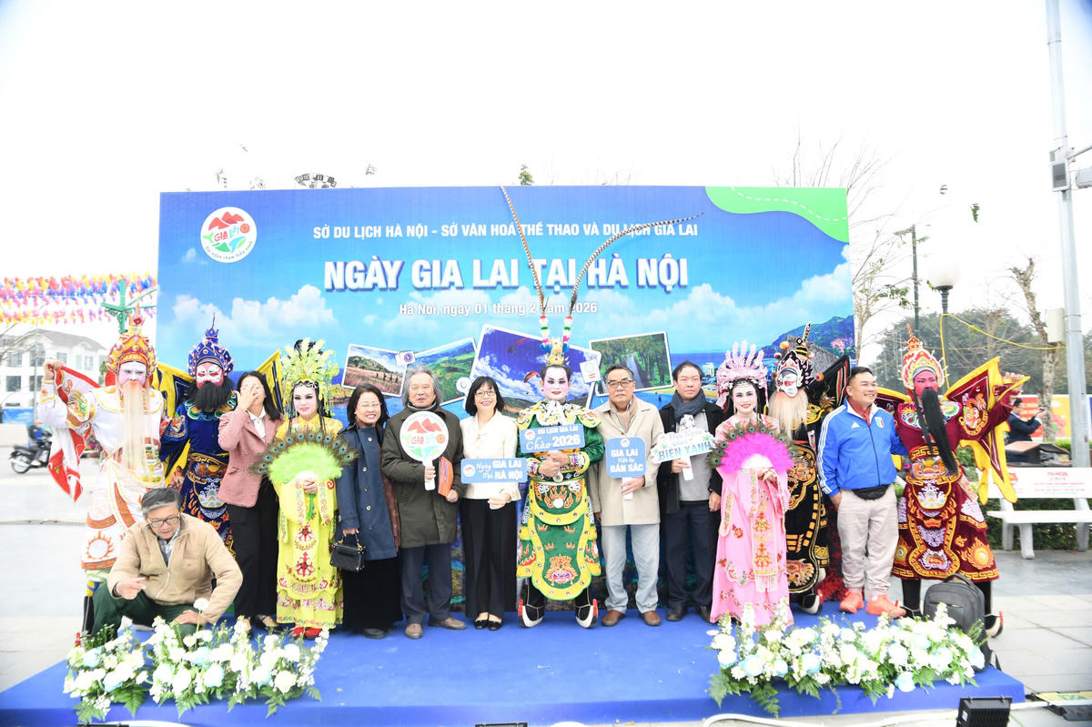 Không gian check-in được thiết kế sinh động, mang đậm sắc màu Tây Nguyên, trở thành điểm dừng chân hấp dẫn để du khách lưu lại những khoảnh khắc đáng nhớ tại Ngày hội Du lịch Gia Lai giữa lòng Thủ đô. Ảnh: Phạm Sỹ.. 