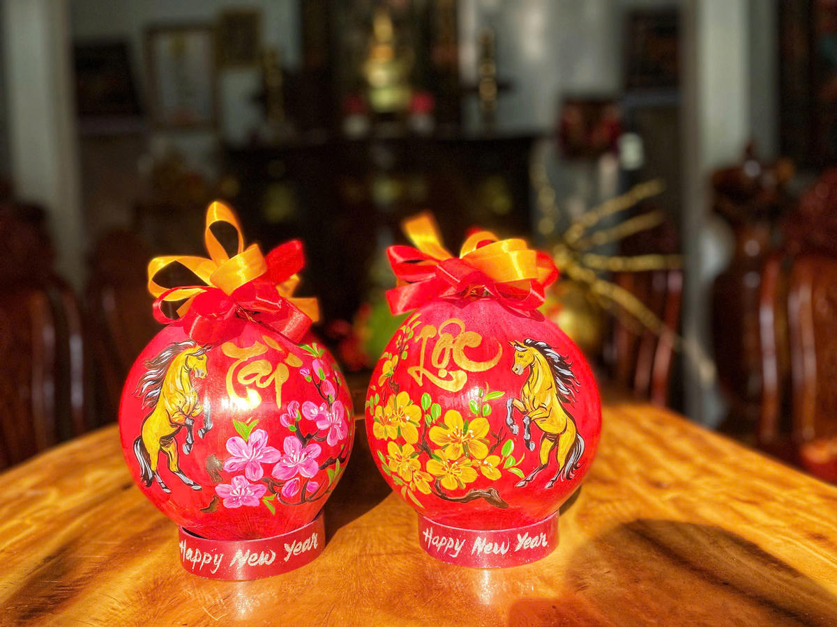 Đa dạng mẫu nghệ thuật trên quả dừa chưng Tết Bính Ngọ năm 2026. Trung Ngãi.