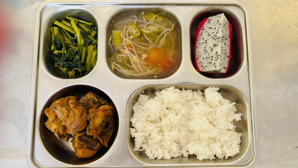 Suất ăn trưa của học sinh Trường Tiểu học Tân Quy (TPHCM) ngày 21/1. Ảnh: Trường Tiểu học Tân Quy.