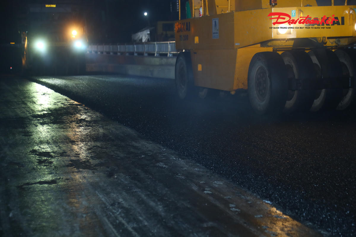 Hình ảnh những mét đường dẫn vào hầm chui Kim Đồng – Giải Phóng đang được thảm bê tông nhựa trong đêm, khẩn trương hoàn thiện trước ngày thông xe kỹ thuật.. 