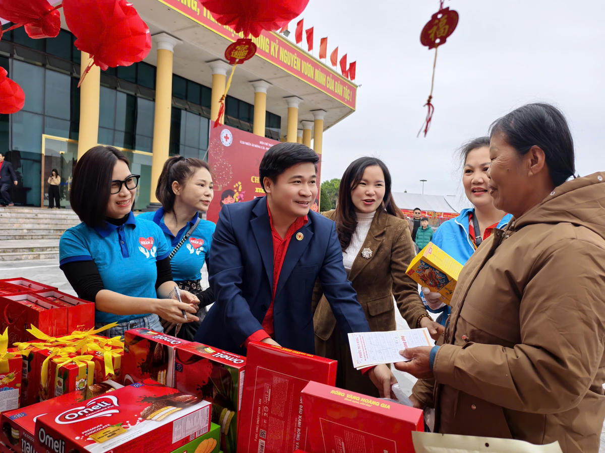 Tết Nhân ái” – “Chợ Tết 0 đồng” là hoạt động mang đậm ý nghĩa nhân văn, thể hiện truyền thống đoàn kết, tương thân tương ái của dân tộc Việt Nam. Ảnh: NA.&nbsp;