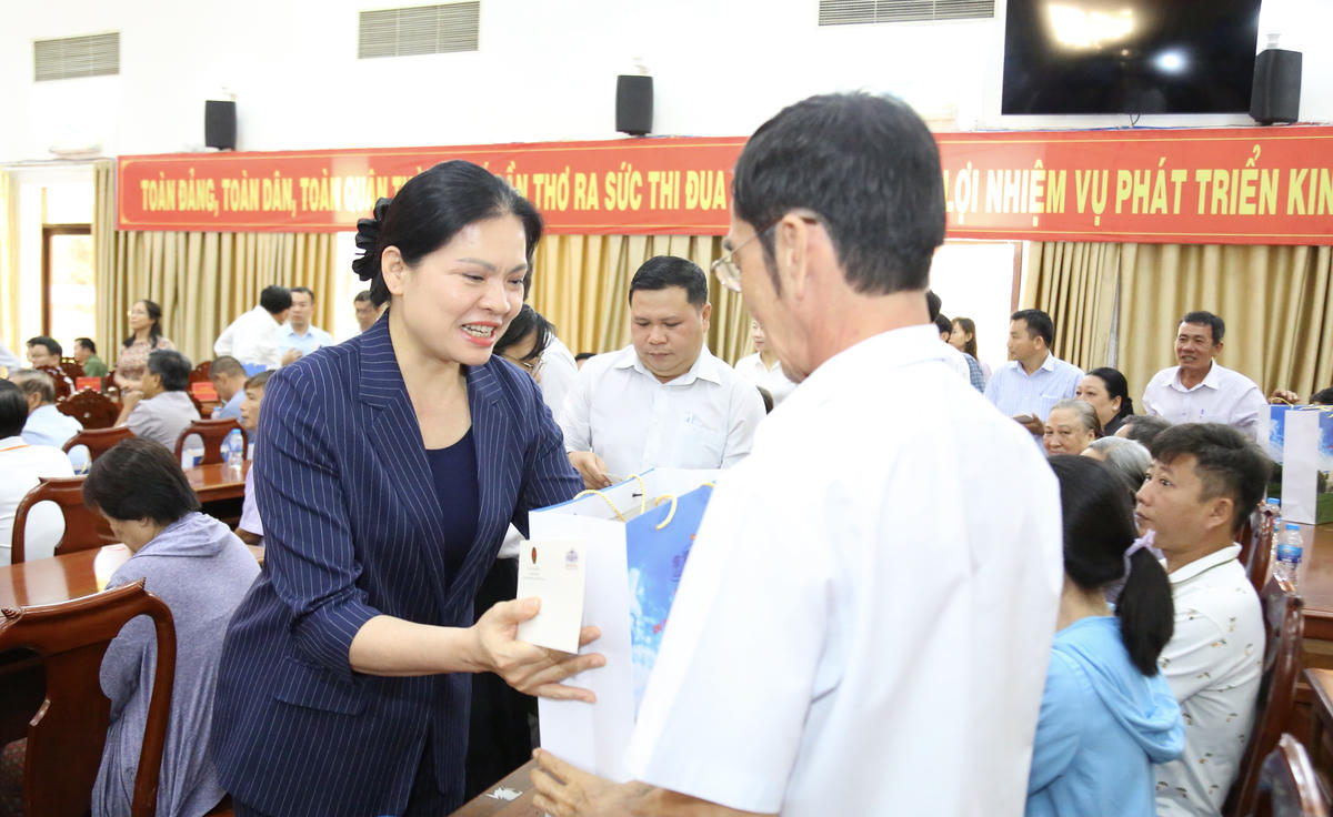 Phó Chủ tịch - Tổng Thư ký Ủy ban Trung ương MTTQ Việt Nam Hà Thị Nga&nbsp;tặng quà gia đình chính sách, lực lượng vũ trang nhân dân, hộ nghèo, hộ cận nghèo và công nhân lao động TP Cần Thơ. (ảnh: Thanh Tiến)