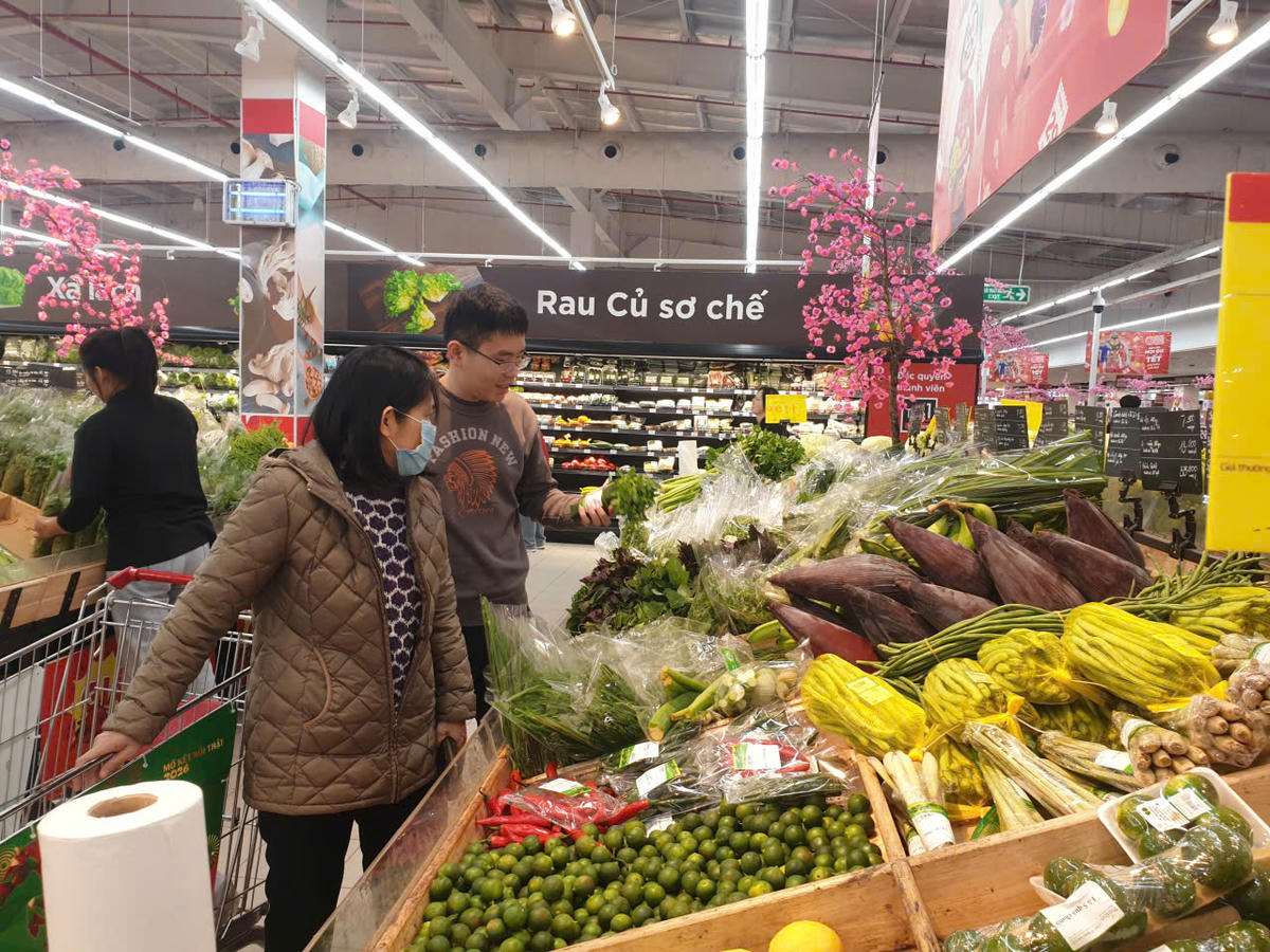 Việc ứng dụng mã số, mã vạch cùng các giải pháp truy xuất nguồn gốc nhằm đẩy mạnh kiểm soát chất lượng thực phẩm và bảo vệ người tiêu dùng. Ảnh: X.Ngọc.