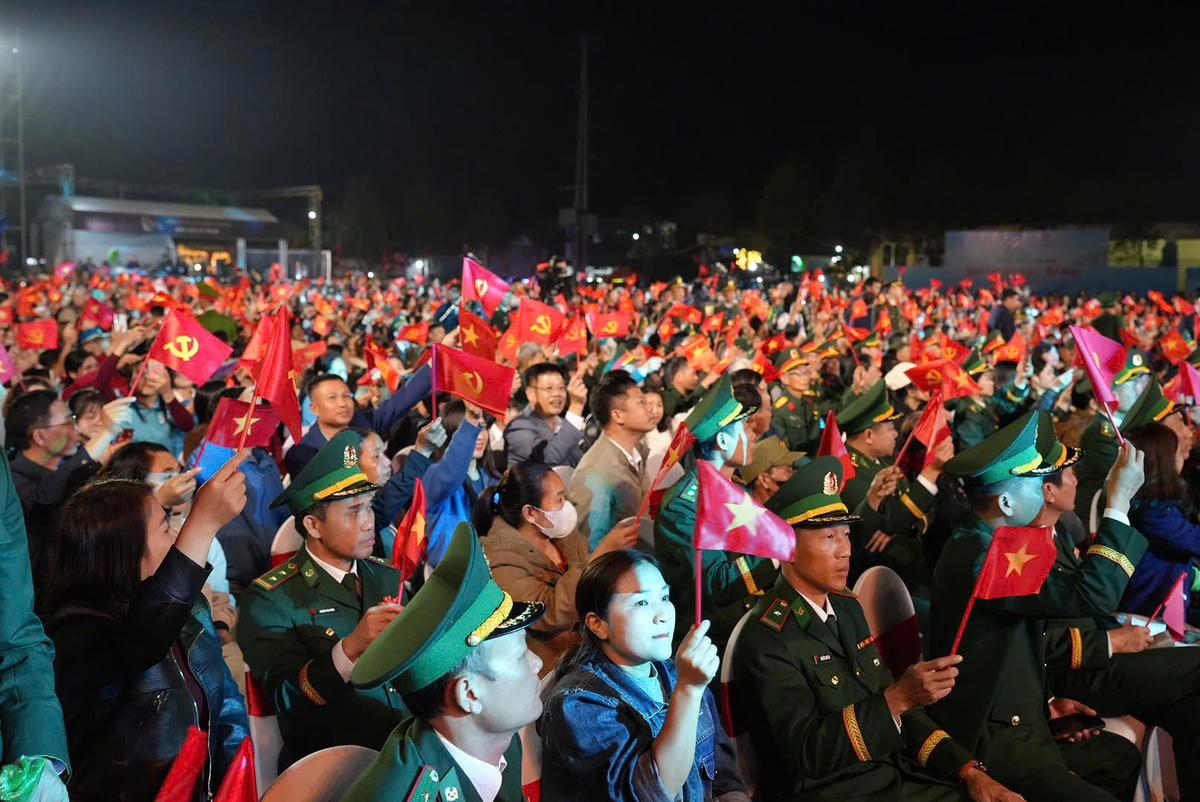 Đông đảo khán giả tham gia chương trình. 