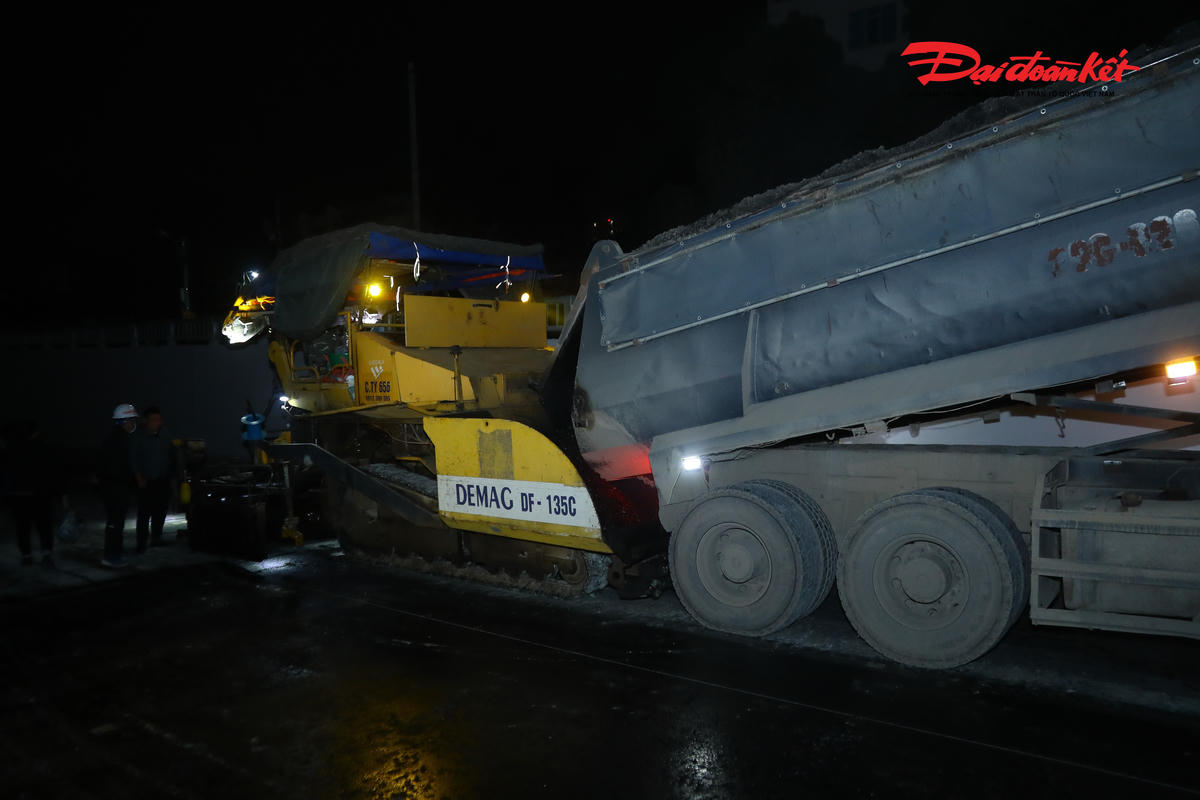 Máy móc cùng công nhân thi công xuyên đêm, nỗ lực đẩy nhanh tiến độ dự án hầm chui Kim Đồng – Giải Phóng.