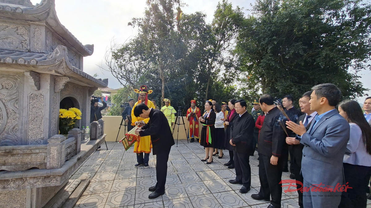 Các đại biểu dâng hương tại miếu thờ Thành Hoàng làng.
