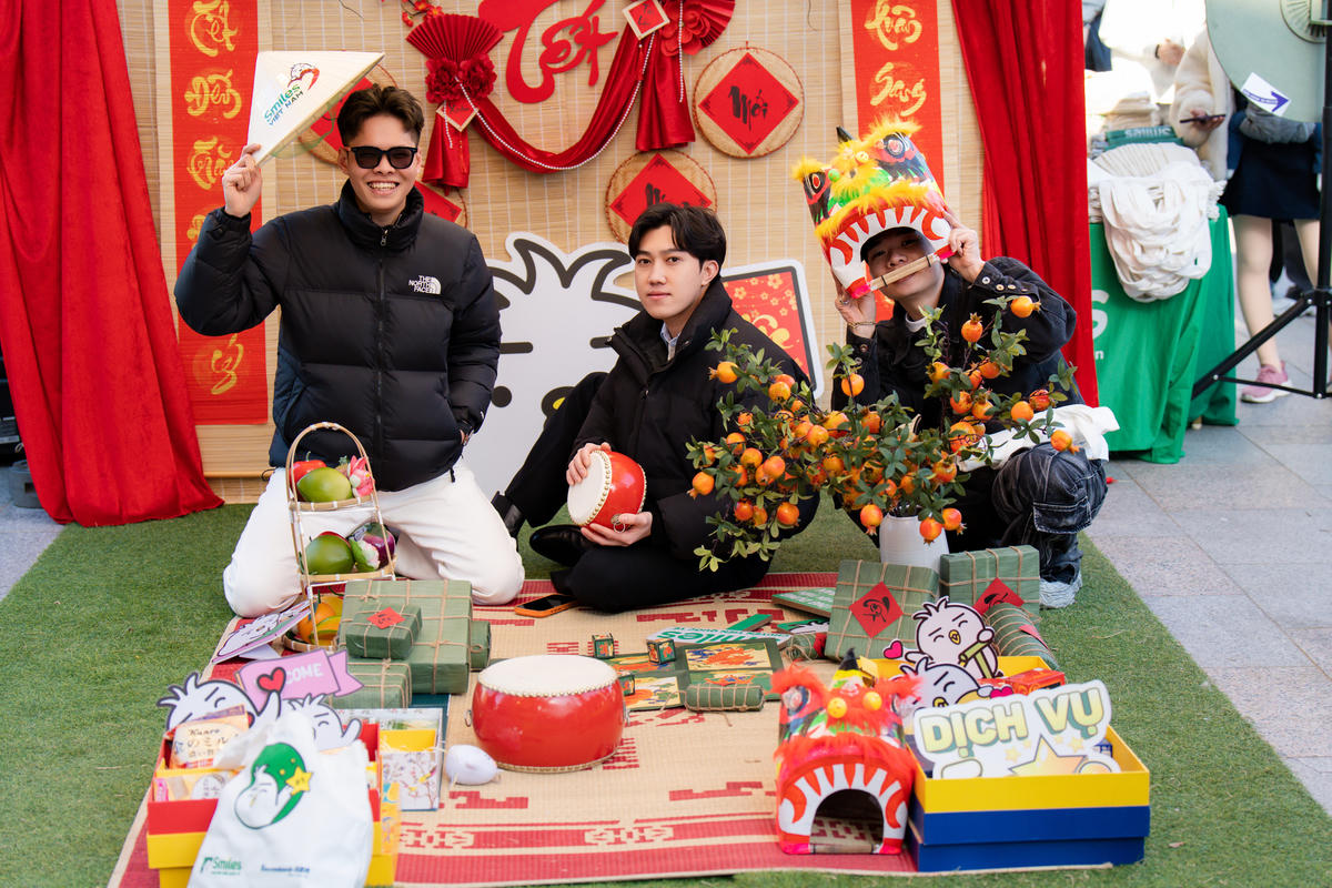 Các bạn trẻ tham gia chương trình chụp ảnh tại khu vực checkin.&nbsp;