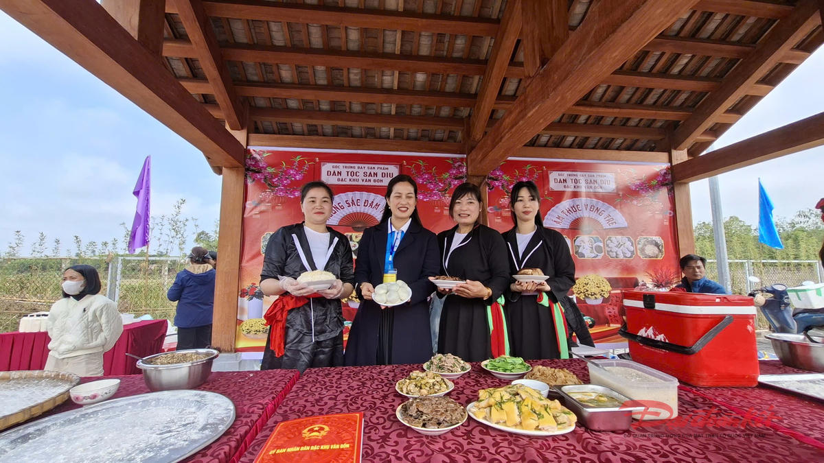 Tại lễ hội, BTC, người dân, du khách còn được tìm hiểu, nghe giới thiệu và thưởng thức các món ăn truyền thống của người Sán Dìu.