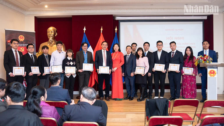 Trao bằng khen cho các cá nhân và tập thể có thành tích xuất sắc năm 2025.