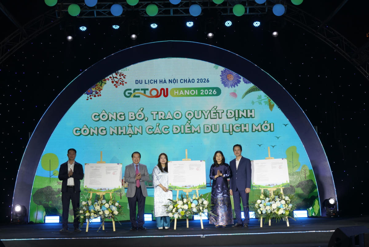 Sở Du lịch TP  Hà Nội trao quyết định công nhận 3 điểm du lịch mới. Ảnh: P. Sỹ.