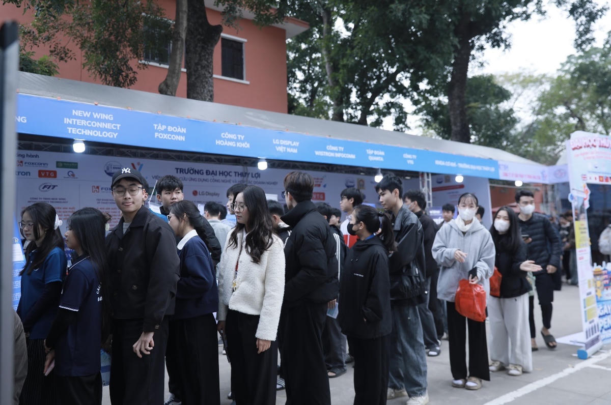 Ngày hội việc làm Trường Đại học Thủy lợi lần 1 - JobFair 2026 thu hút sự tham gia của hàng nghìn sinh viên.