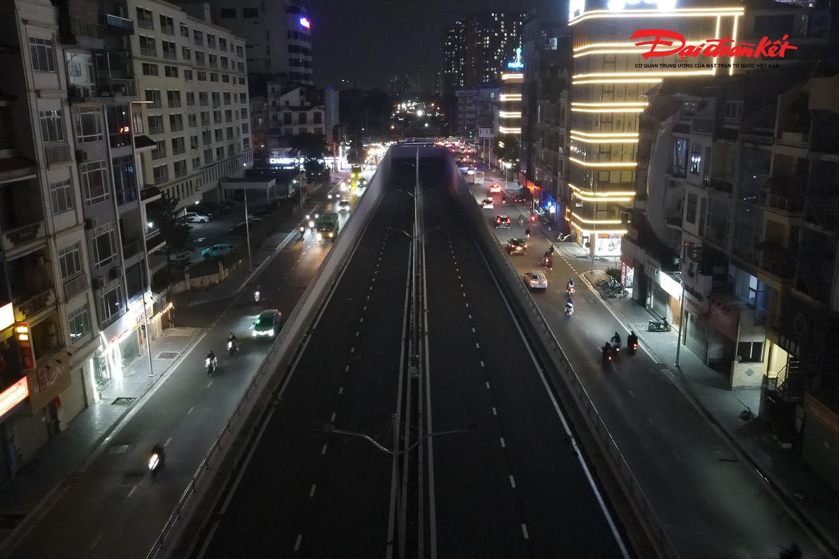 "Bên cạnh hạng mục chiếu sáng, chúng tôi sẽ tiếp tục hoàn thiện các công việc phụ trợ như trồng cây xanh, chỉnh trang cảnh quan và một số hạng mục hoàn thiện khác. Mục tiêu của chúng tôi là hoàn thành toàn bộ dự án vào hết quý I/2026", ông Phúc nói.