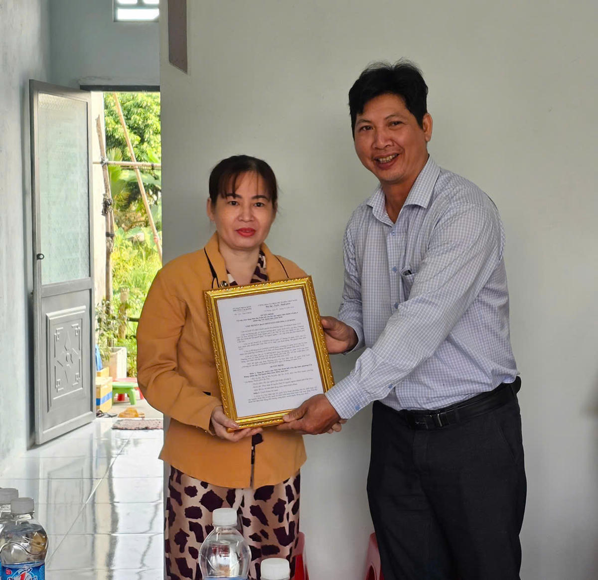 Trao quyết định tặng nhà cho chị Lê Thị Xuyến. (Ảnh: Tuệ Yên)