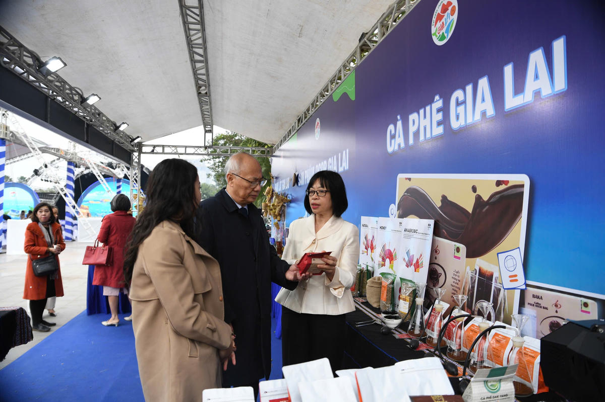 Bà Nguyễn Thị Thanh Lịch Phó Chủ tịch UBND tỉnh Gia Lai giới thiệu đặc sản quê hương. Ảnh: Phạm Sỹ.