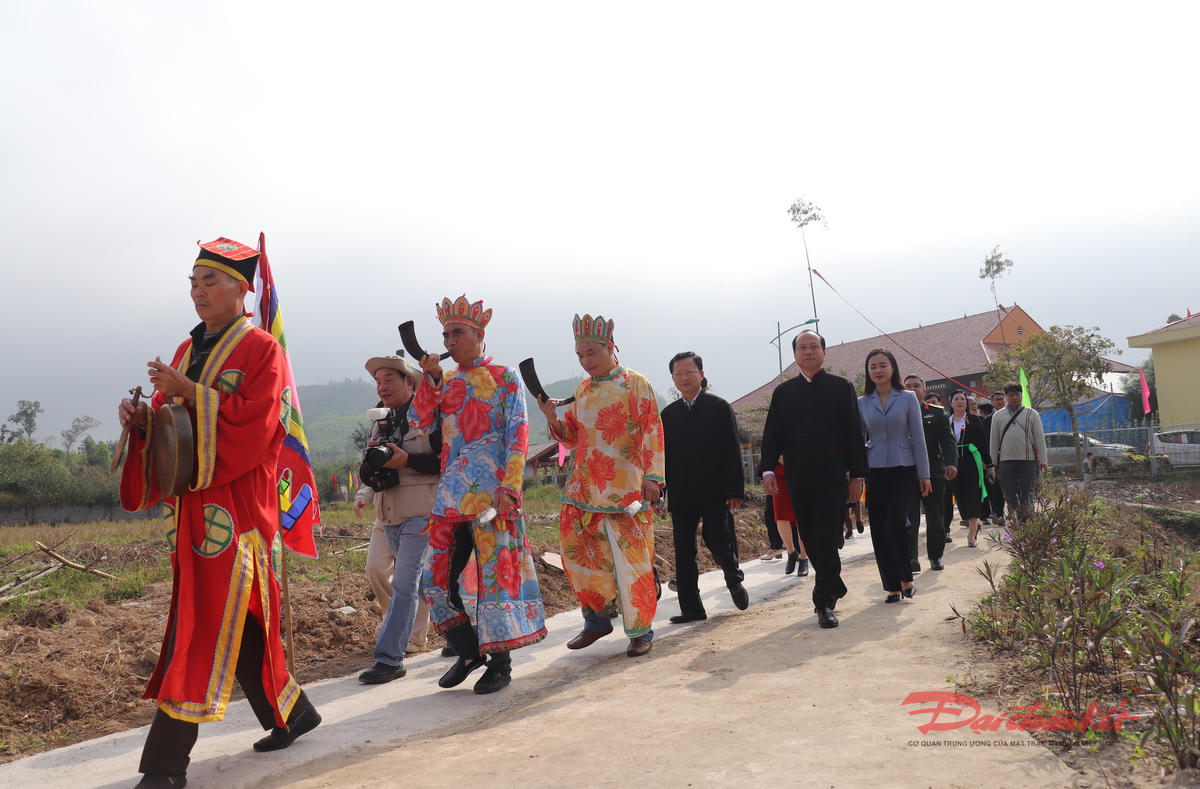 Các vị đại biểu, người dân tham gia đoàn rước tới thắp hương miếu thờ Thành Hoàng làng, tưởng nhớ người có công với vùng đất.