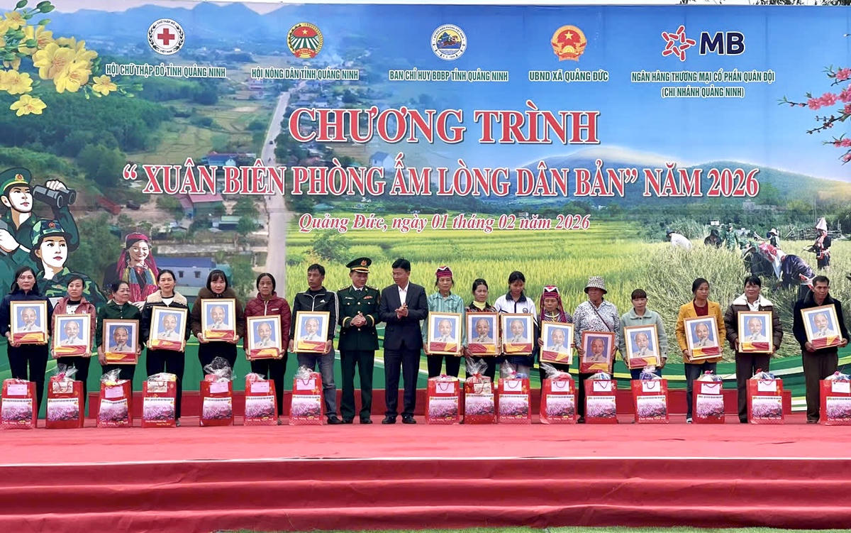 Lãnh đạo Ban Tuyên giáo và Dân vận Tỉnh ủy và Ban Chỉ huy BĐBP tỉnh tặng quà các hộ dân biên giới.