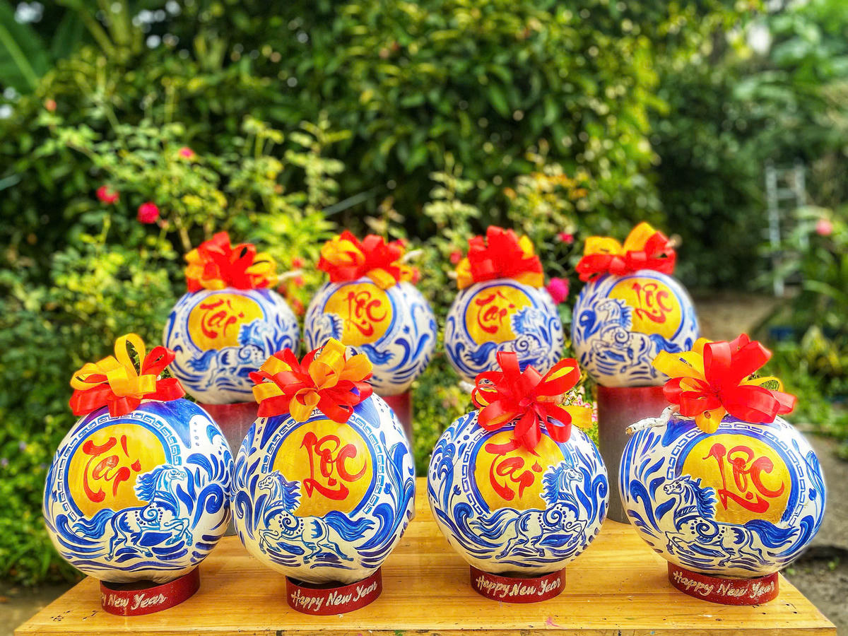 Những tác phẩm dừa vẽ nghệ thuật được đem phơi nắng trước khi giao cho khác hang. Ảnh: Trung Ngãi.