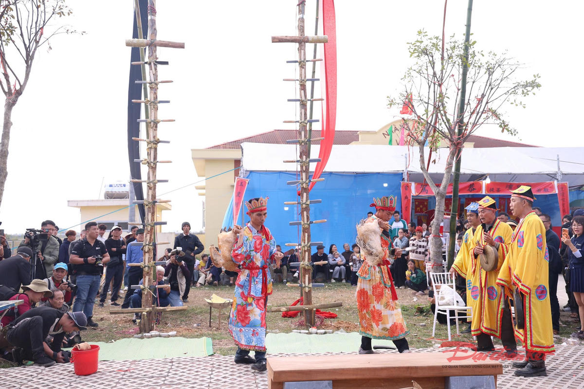 Các nghi lễ được các thầy cúng thực hiện trang trọng, kéo dài trong suốt lễ hội.  