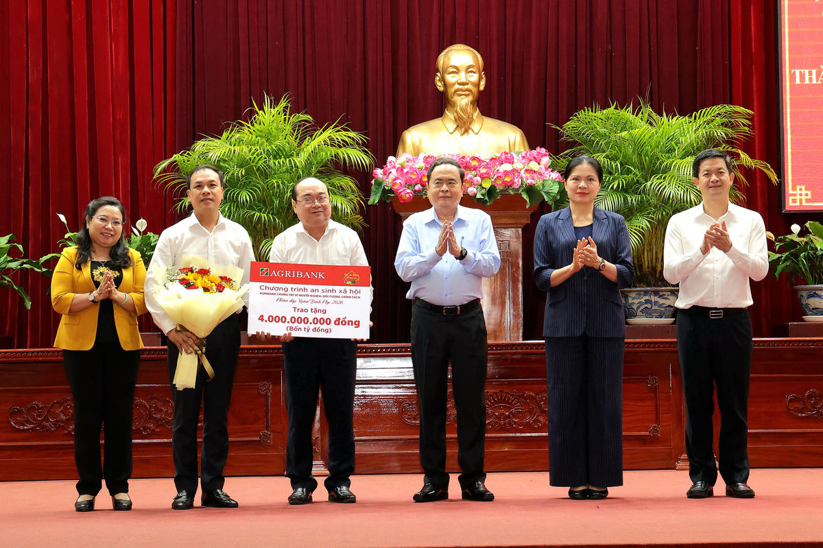 Chủ tịch Quốc hội Trần Thanh Mẫn và Phó Chủ tịch - Tổng Thư ký Ủy ban Trung ương MTTQ Việt Nam Hà Thị Nga chứng kiến đại diện Agribank trao 4 tỷ đồng an sinh xã hội chung tay cùng TP Cần Thơ chăm lo cho người nghèo, gia đình chính sách và các đối tượng yếu thế trong xã hội được đón Tết đủ đầy, nghĩa tình. (ảnh: Minh Trung). 