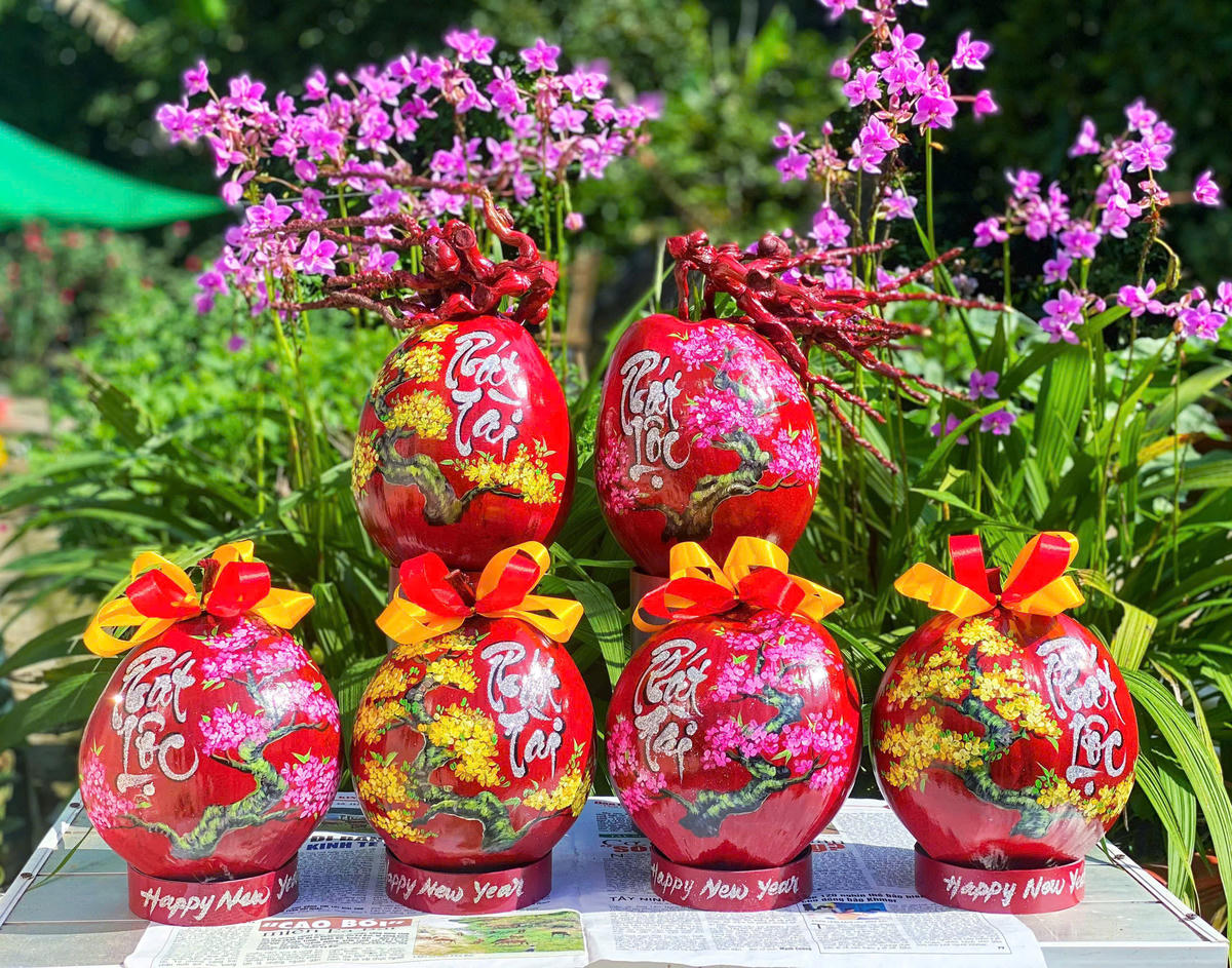 Dừa vẽ thư pháp và hoa mai. Ảnh: Trung Ngãi.