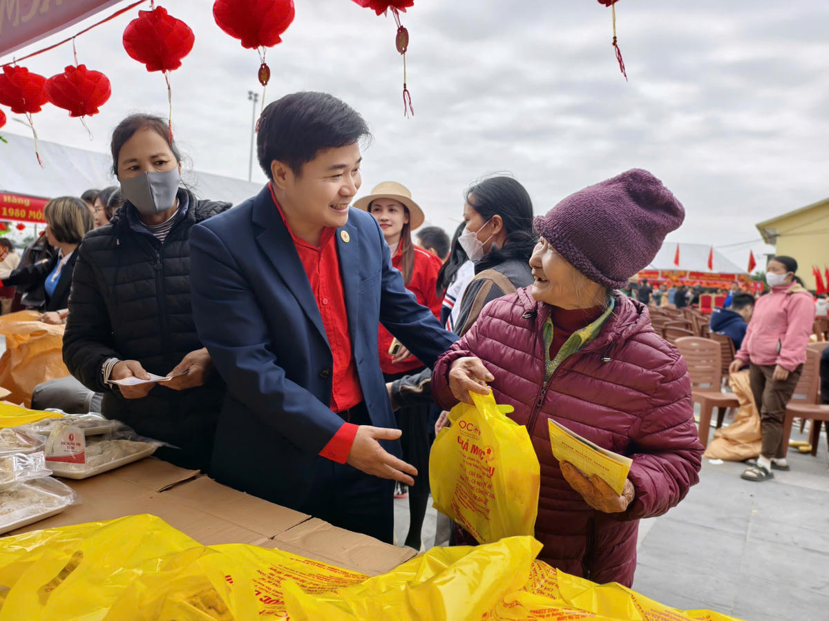 Ông Lý Văn Thành – Chủ tịch Hội CTĐ tỉnh Quảng Ninh trao quà cho hộ gia đình có hoàn cảnh khó khăn. Ảnh: NA.&nbsp;