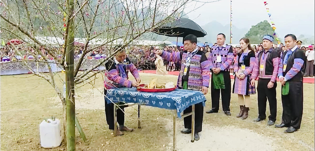 Thầy cúng thực hành nghi lễ cúng trong Lễ hội Gầu Tào. Ảnh: CTV