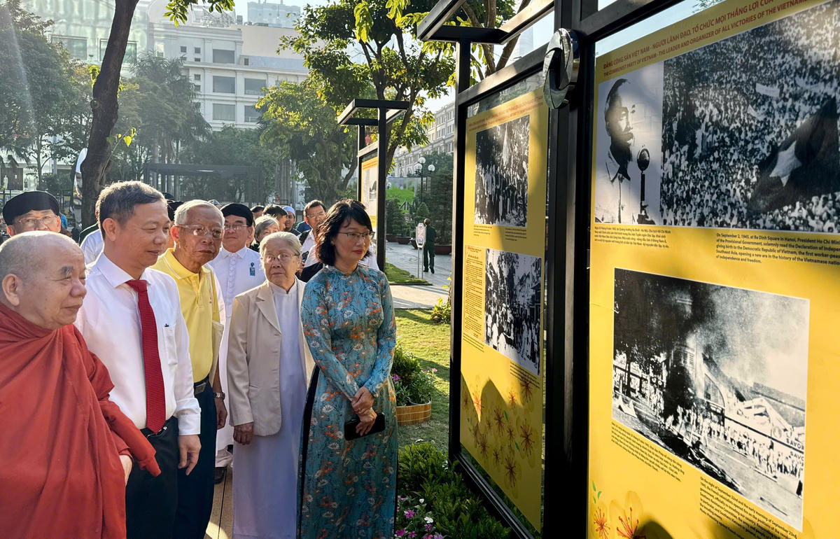 Đại biểu tham quan triển lãm. Ảnh: H.Phúc.