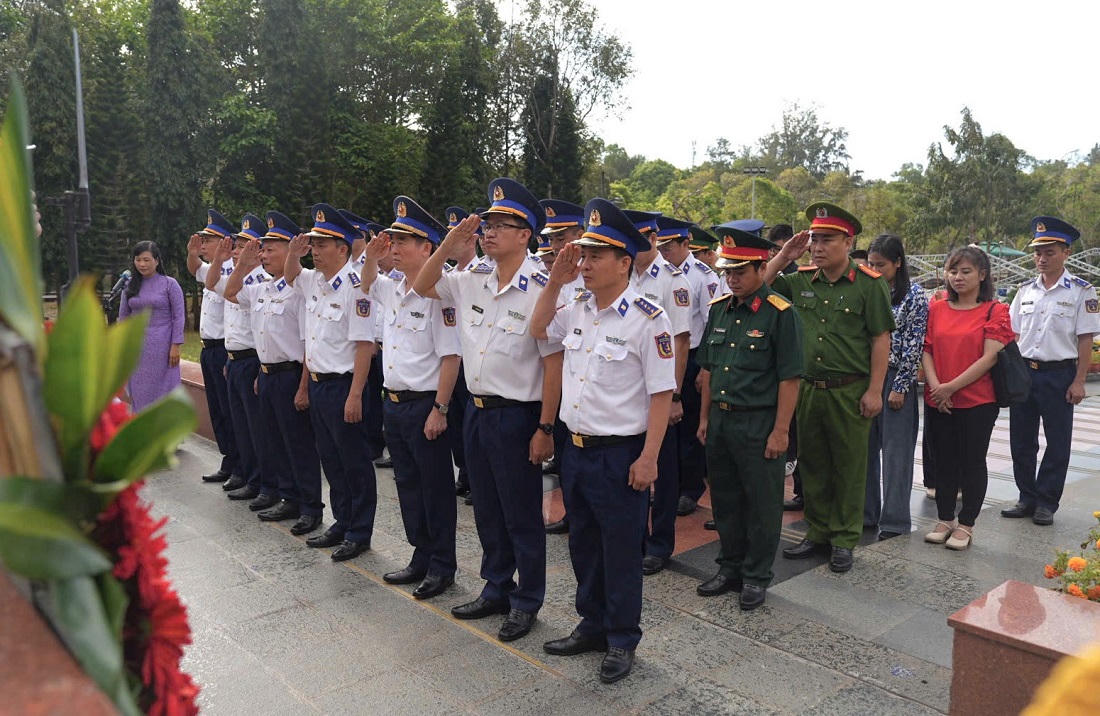 Đoàn công tác dâng hương, dâng hoa tại Nghĩa trang Hàng Dương. Ảnh: Thanh Định.