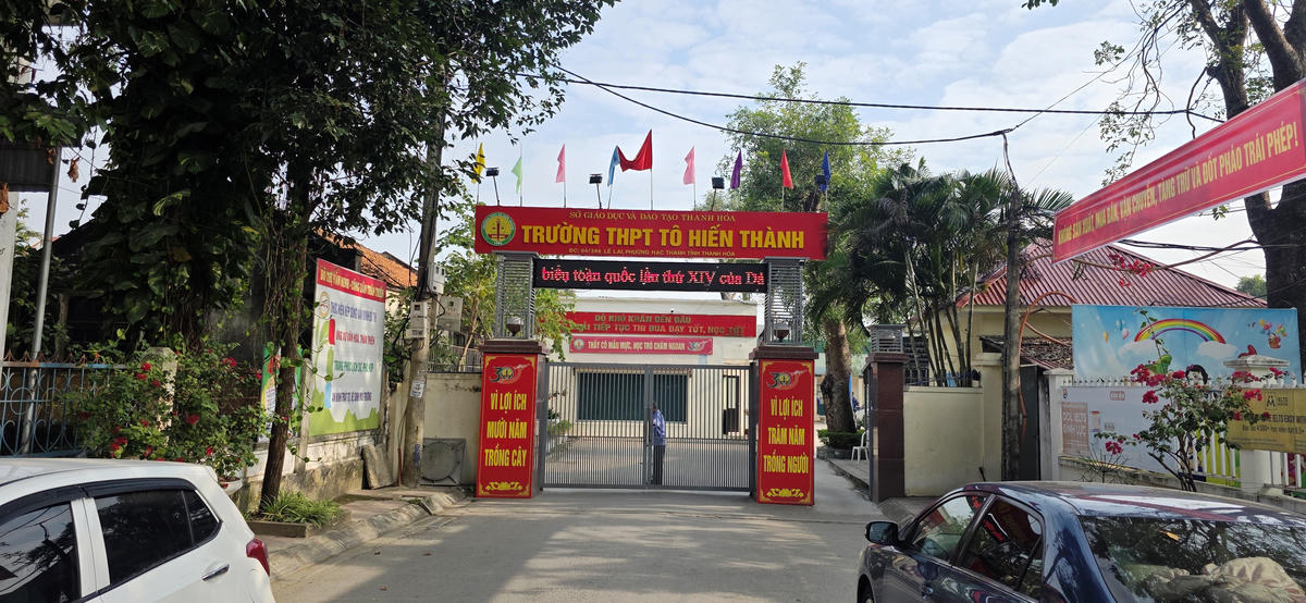 Trường THPT Tô Hiến Thành, nơi xảy ra sự cố trong quá trình nhập dữ liệu điểm của học sinh... ảnh: Nguyễn Chung.