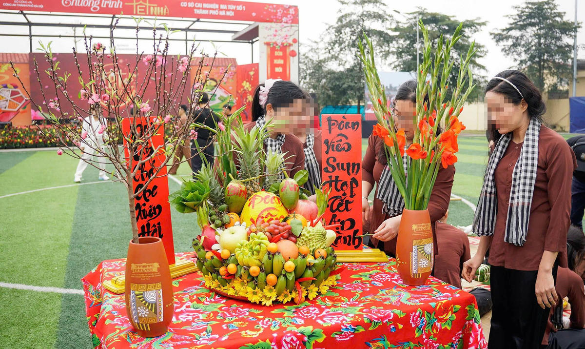 Các học viên chuẩn bị phần thi trang trí mâm ngũ quả ngày Tết.