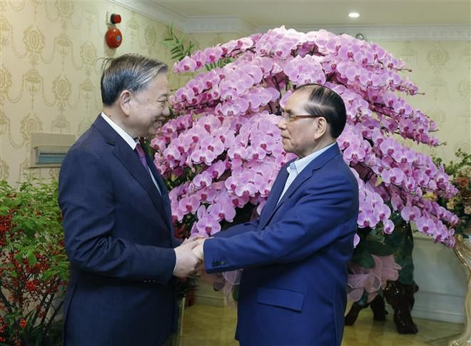 Tổng Bí thư Tô Lâm tới thăm hỏi, chúc Tết nguyên Tổng Bí thư Nông Đức Mạnh. (Ảnh: Thống Nhất/TTXVN)