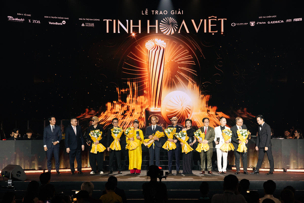 Nhà báo Trần Bảo Trung - Phó Tổng biên tập Báo Đại đoàn kết, Trưởng Ban tổ chức, cùng nhà báo Nguyễn Văn Dũng - Phó Tổng biên tập Báo Đại đoàn kết và ông Nguyễn Phan Giang - đại diện Công ty ZOA Creative - Nhà sản xuất Giải thưởng Tinh Hoa Việt trao hoa và kỷ niệm chương tới Hội đồng Giám khảo Giải thưởng Tinh Hoa Việt 2025.