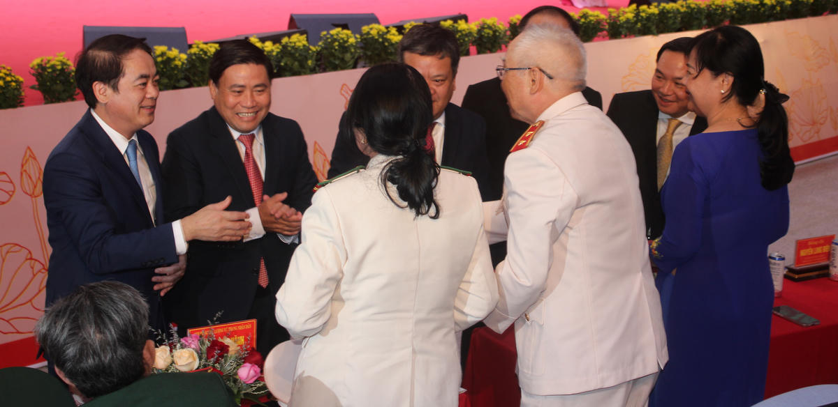 Thường trực Tỉnh ủy Khánh Hòa, tặng quà cho các cán bộ lão thành cách mạng, Bà mẹ Việt Nam anh hùng, Anh hùng Lực lượng vũ trang nhân dân, Anh hùng lao động. (ảnh X.H)

