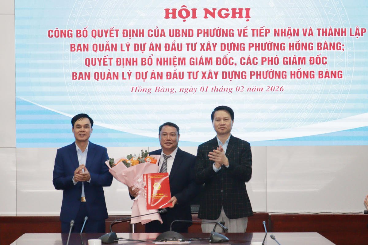 Lãnh đạo phường Hồng Bàng trao Quyết định bổ nhiệm Giám đốc Ban Quản lý dự án đầu tư xây dựng phường Hồng Bàng, TP Hải Phòng. Ảnh: PT.&nbsp;