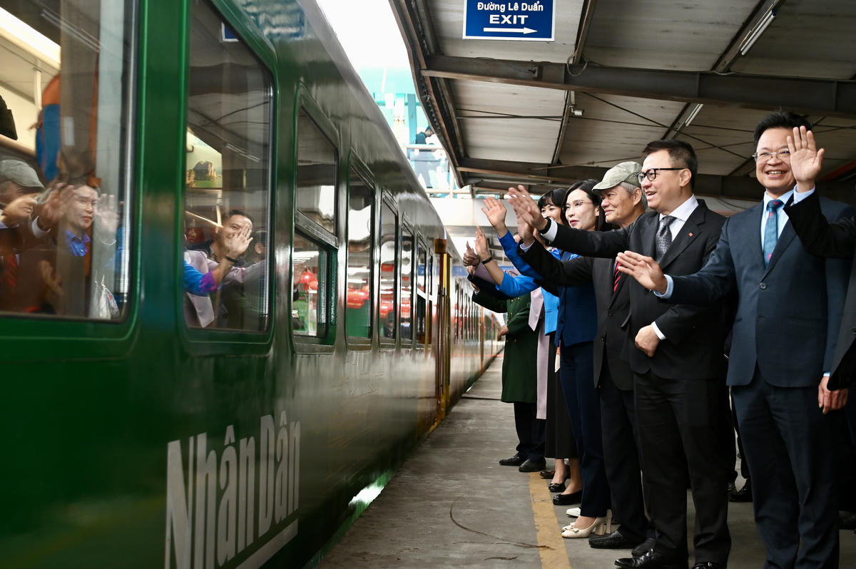 Đại biểu chào "Chuyến tàu Hạnh phúc" xuất phát.