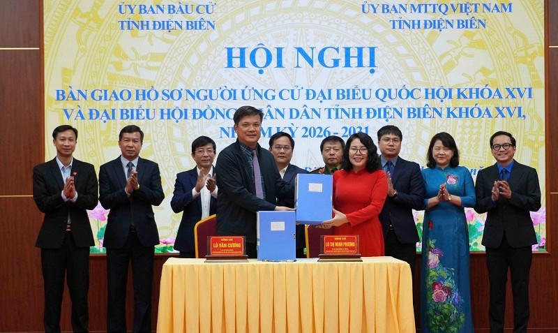 Ông Lò Văn Cương, đại diện Ủy ban bầu cử tỉnh Điện Biên bàn giao hồ sơ người ứng cử. Ảnh: Huy Tường