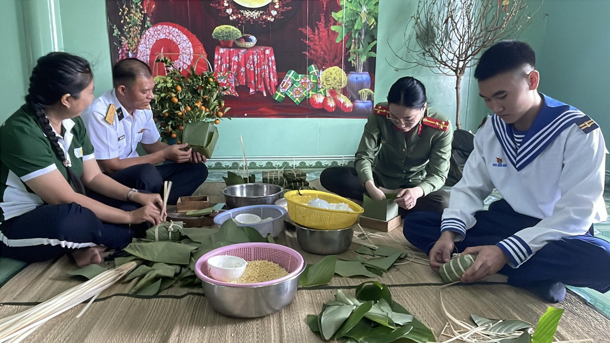 Đem Tết sớm đến nhà giàn DK1